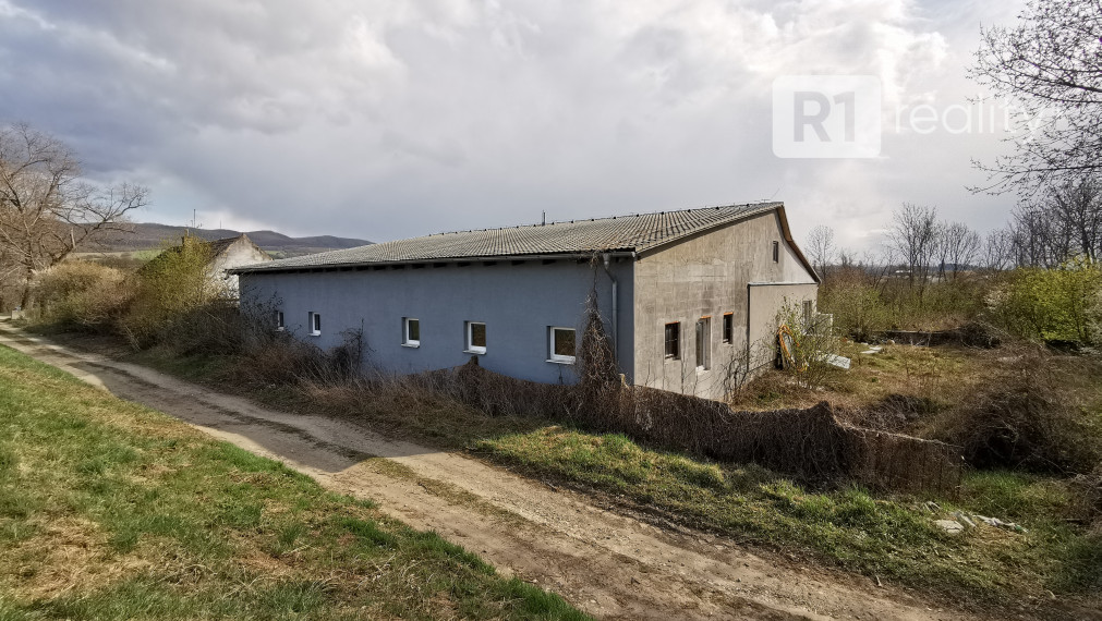 Areál pre výrobu, skladovanie.. /pozemok 2524 m2 m2, všetky IS/ Moravany nad Váhom