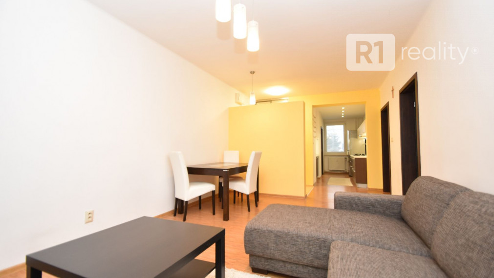 Veľký 3 izbový byt 83 m2, výťah, balkón, Teplická ul., Piešťany