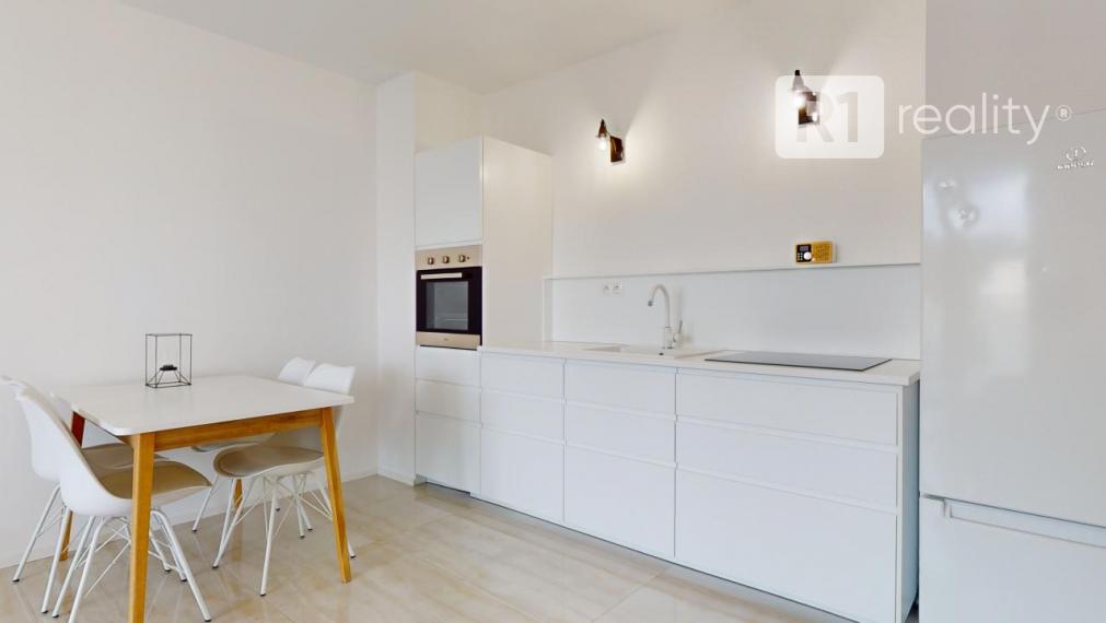 Moderný 2 izb. byt / parkovanie, zariadený, pivnica, centrum / Piešťany