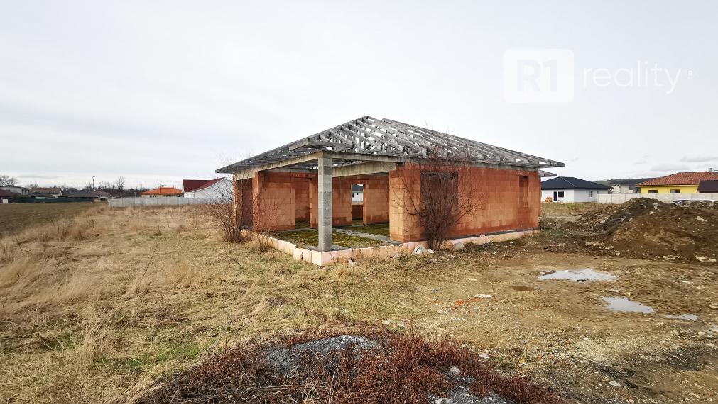 Stavebným pozemkom 670 m2 / rozostavaný RD, už zakreslený na LV / Sokolovce