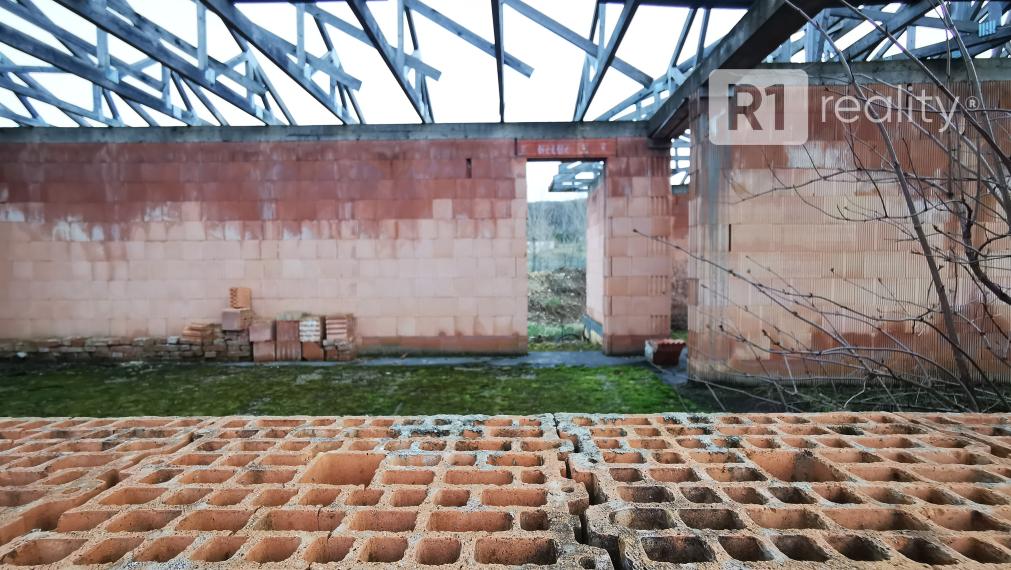 Stavebným pozemkom 670 m2 / rozostavaný RD, už zakreslený na LV / Sokolovce