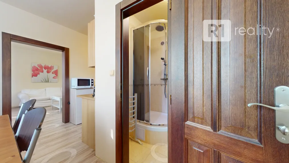 Vkusný, priestranný 2 izbový byt, 70 m2, kompletne zariadený, Piešťany-JUH