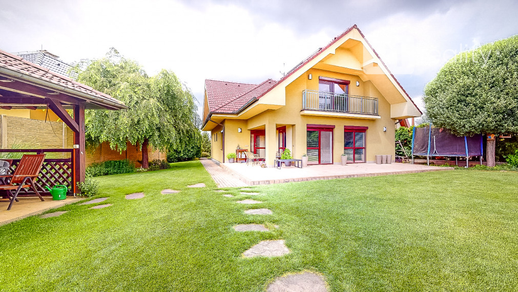 Luxusný rodinný dom s bazénom, dvojgarážou / Hlohovec