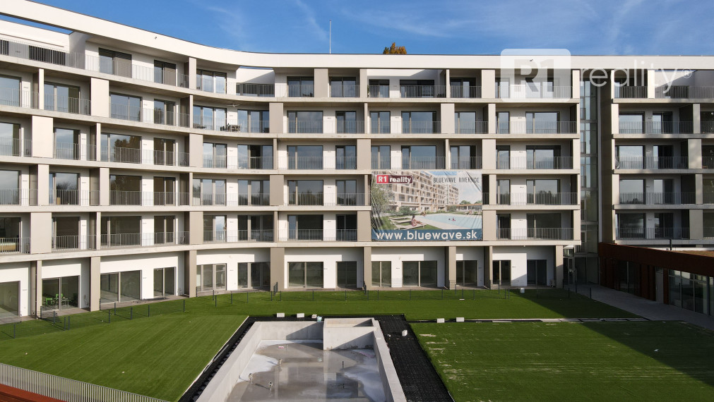 TOP INVESTÍCIA: Nový 2-izbový apartmán A8 s predzáhradkou v projekte BlueWave Riverside Piešťany