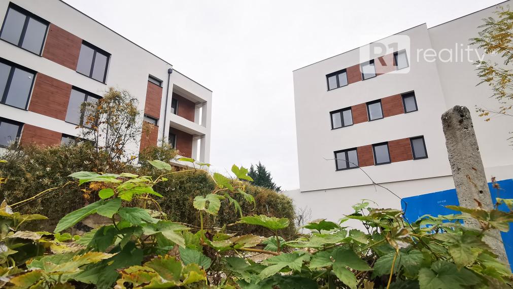 Novostavba, pekný 3 izbový byt č.8 / Banka pri Piešťanoch