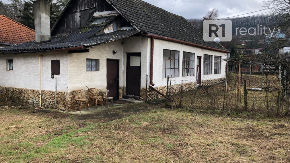 Starý rodinný dom s veľkým pozemkom výmery 1 505 m2, intravilán obce Sokolovce, okres Piešťany