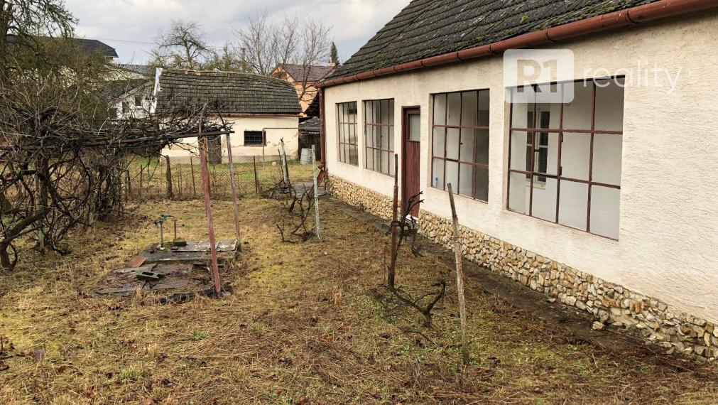 Starý rodinný dom s veľkým pozemkom výmery 1 505 m2, intravilán obce Sokolovce, okres Piešťany