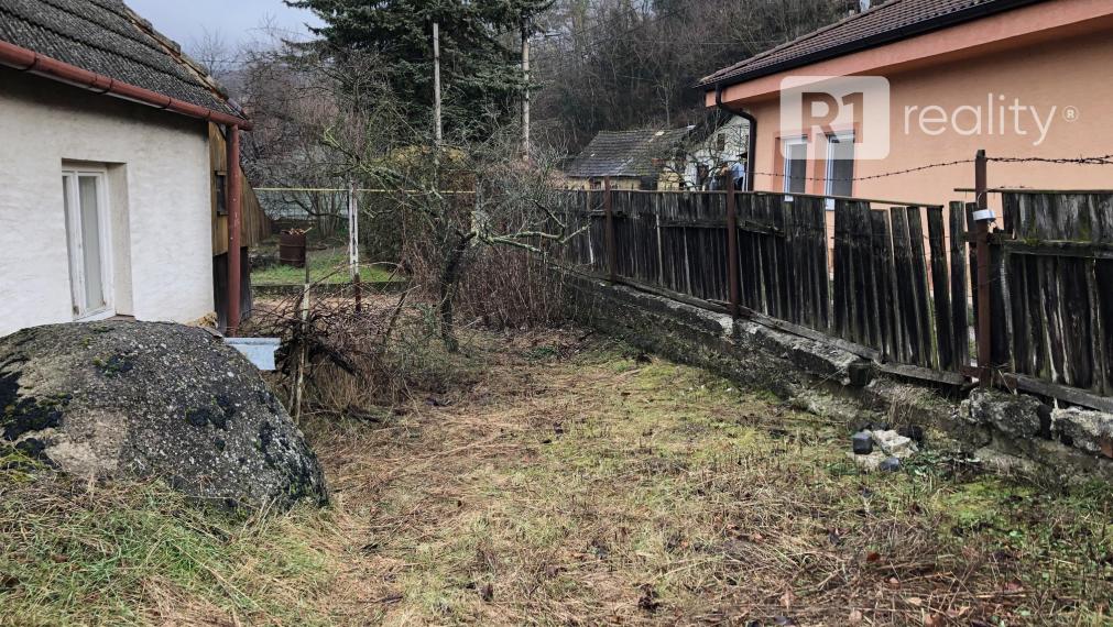 Starý rodinný dom s veľkým pozemkom výmery 1 505 m2, intravilán obce Sokolovce, okres Piešťany