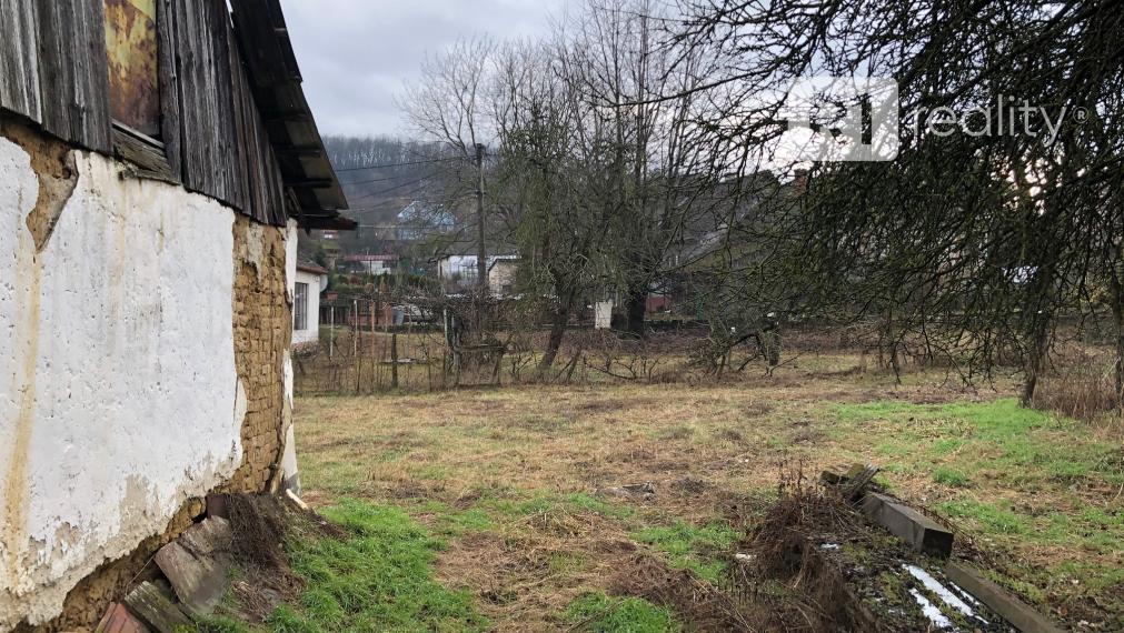 Starý rodinný dom s veľkým pozemkom výmery 1 505 m2, intravilán obce Sokolovce, okres Piešťany