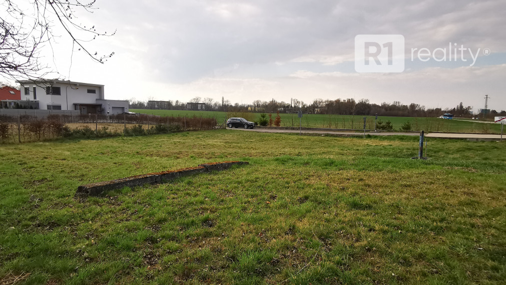 Investičný pozemok pri Piešťanoch "RATNOVSKÁ" / 903 m2 / Banka