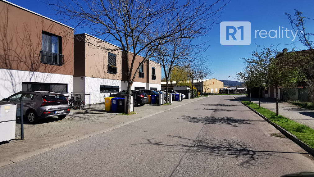 Pekný, zariadený 5 izb. rodinný dom v luxusnej radovej zástavbe / Piešťany