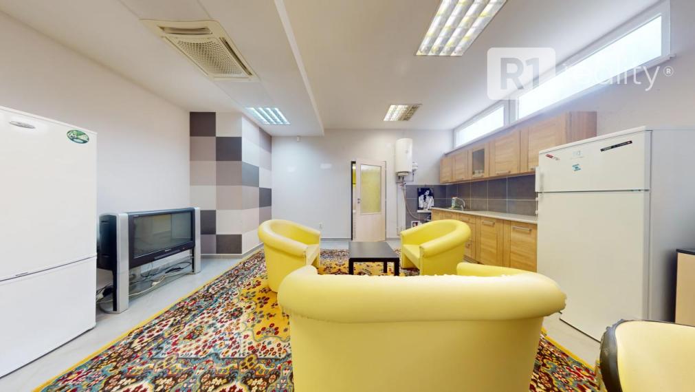 Veľký obchodno kancelársky priestor / 160 m2+ možnosť 3 x parking / Piešťany