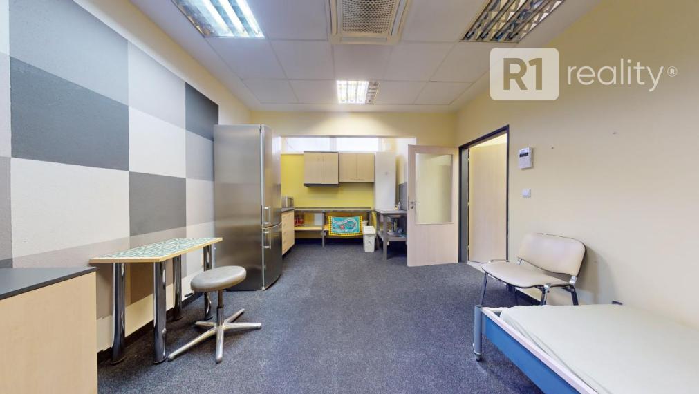 Veľký obchodno kancelársky priestor / 160 m2+ možnosť 3 x parking / Piešťany