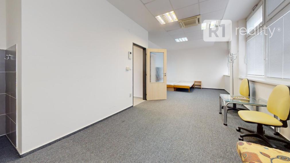 Veľký obchodno kancelársky priestor / 160 m2+ možnosť 3 x parking / Piešťany