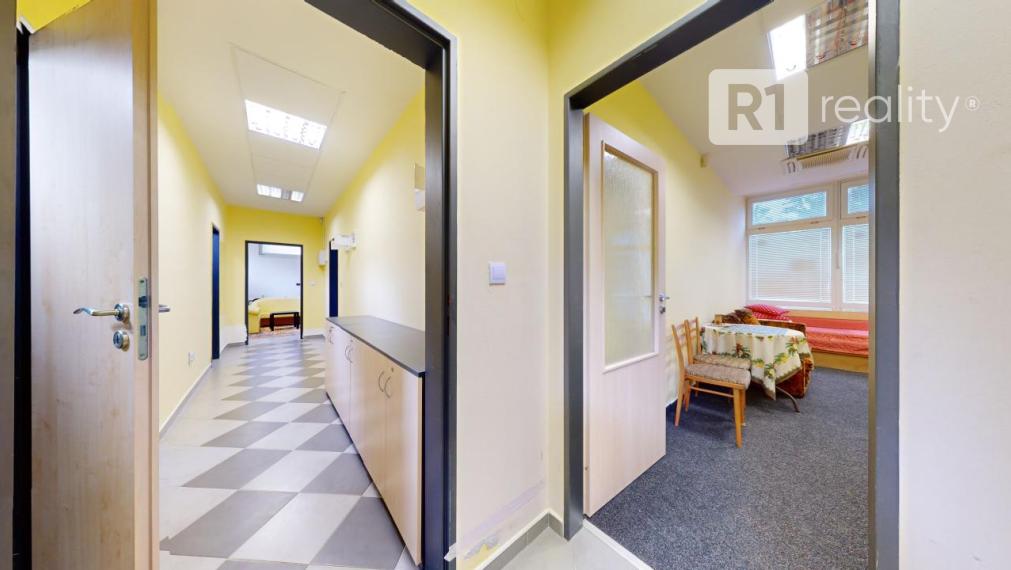 Veľký obchodno kancelársky priestor / 160 m2+ možnosť 3 x parking / Piešťany