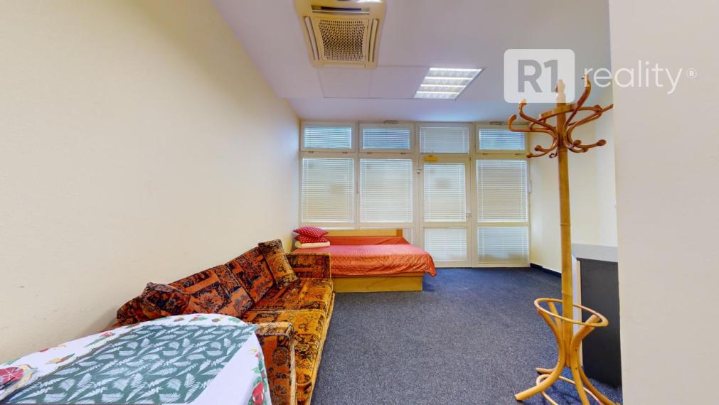 Veľký obchodno kancelársky priestor / 160 m2+ možnosť 3 x parking / Piešťany