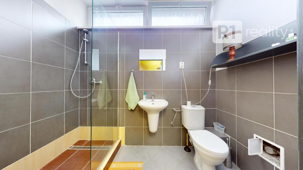 Veľký obchodno kancelársky priestor / 160 m2+ možnosť 3 x parking / Piešťany