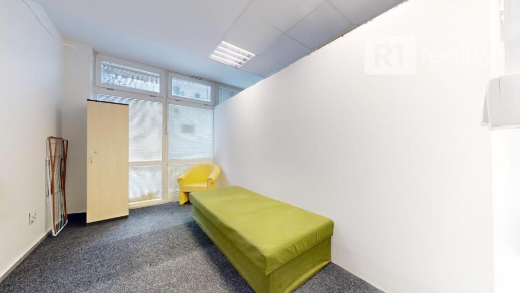 Veľký obchodno kancelársky priestor / 160 m2+ možnosť 3 x parking / Piešťany