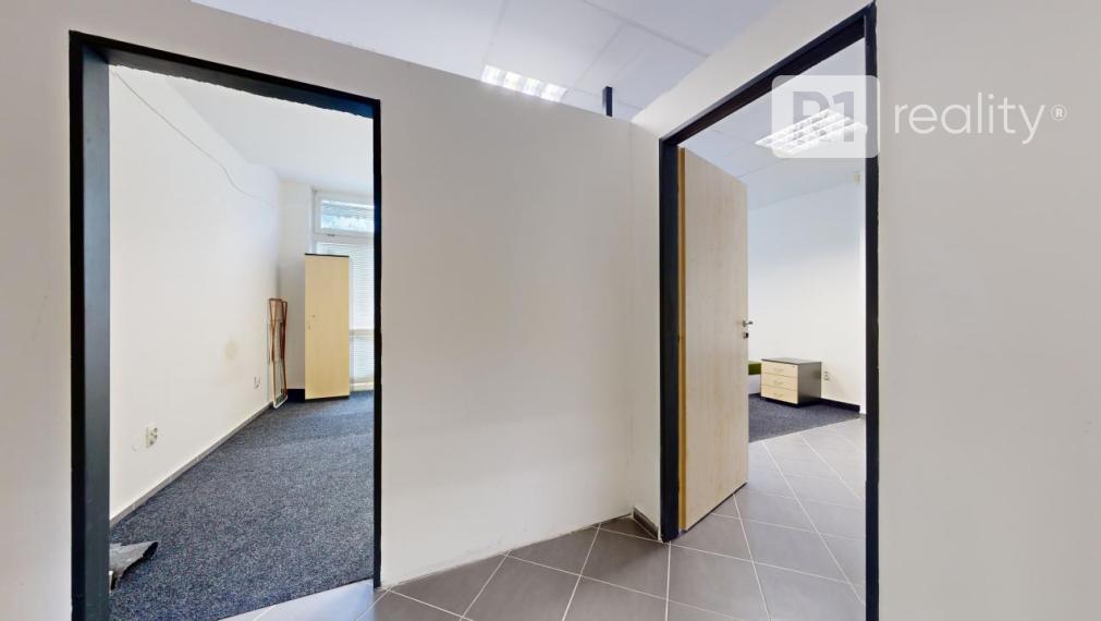 Veľký obchodno kancelársky priestor / 160 m2+ možnosť 3 x parking / Piešťany