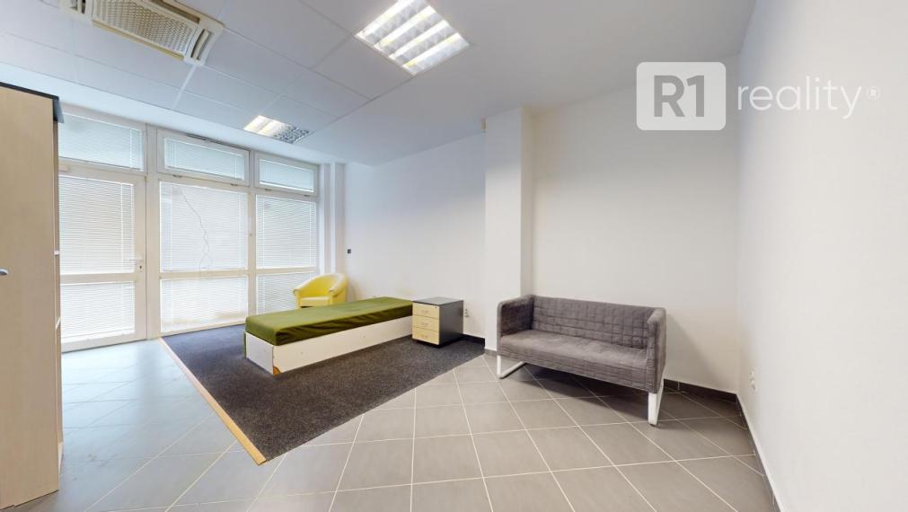 Veľký obchodno kancelársky priestor / 160 m2+ možnosť 3 x parking / Piešťany