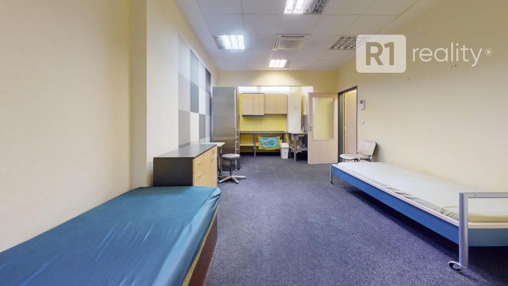 Veľký obchodno kancelársky priestor / 160 m2+ možnosť 3 x parking / Piešťany