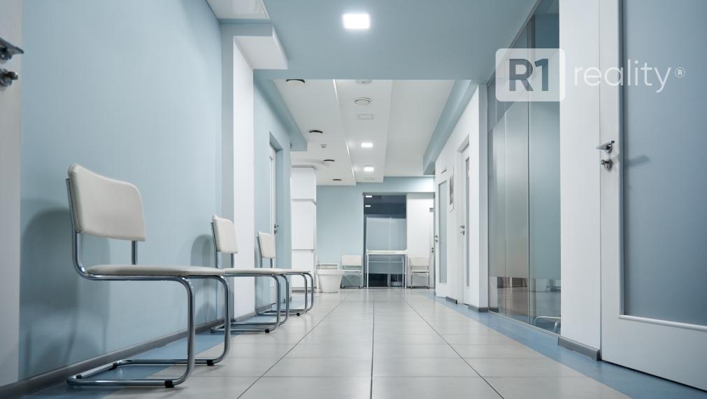 Veľký obchodno kancelársky priestor / 160 m2+ možnosť 3 x parking / Piešťany