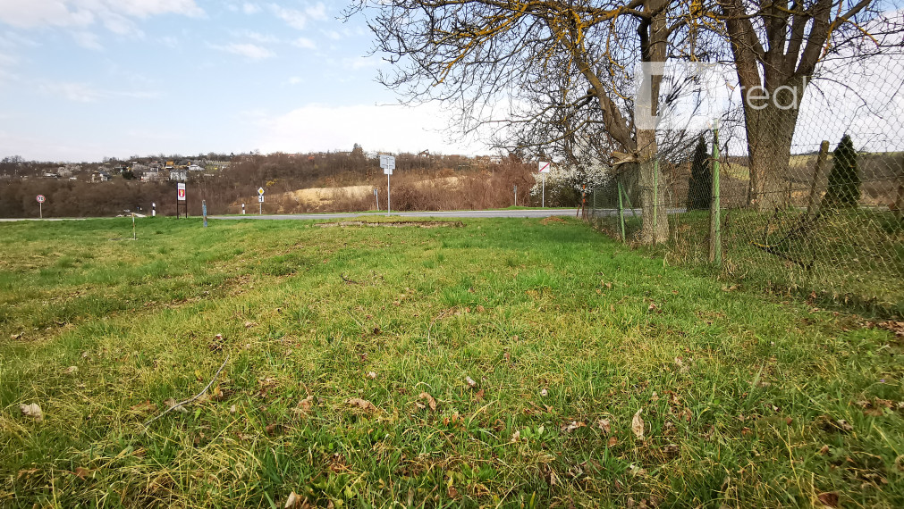 Zaujímavá investícia pri Piešťanoch "POZEMOK" / 903 m2 / Banka