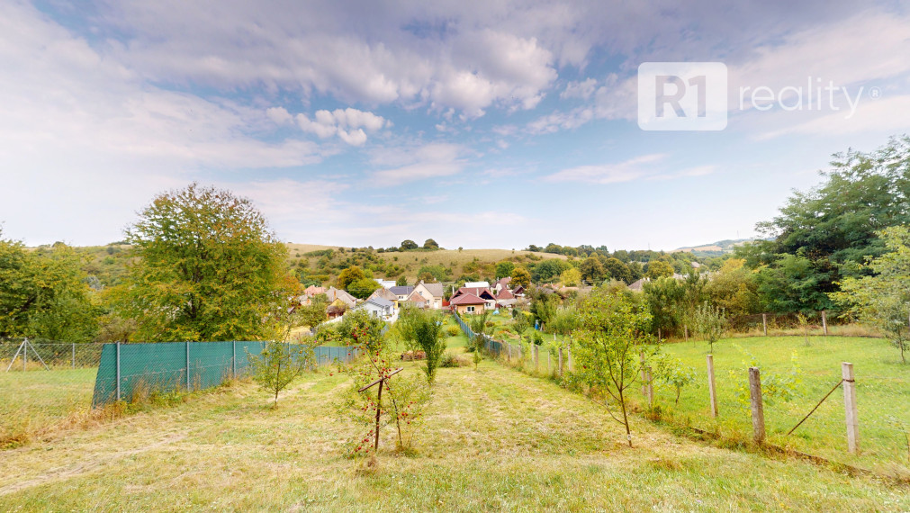Rodinný dom s veľkým pozemkom 1779 m2 / Vaďovce pri Starej Turej