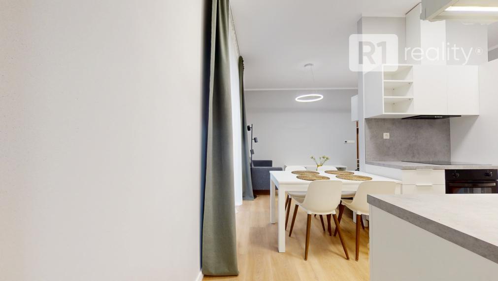 Jedinečný 3 izbový byt 64 m2+ 8 m2 balkóny + parking, Piešťany-centrum