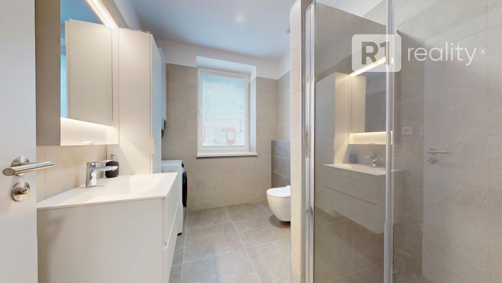 Jedinečný 3 izbový byt 64 m2+ 8 m2 balkóny + parking, Piešťany-centrum