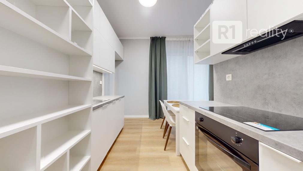 Jedinečný 3 izbový byt 64 m2+ 8 m2 balkóny + parking, Piešťany-centrum