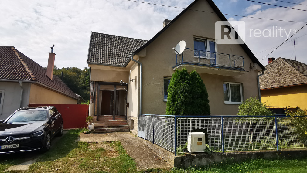 Rodinný dom s veľkým pozemkom 1779 m2 / Vaďovce pri Starej Turej