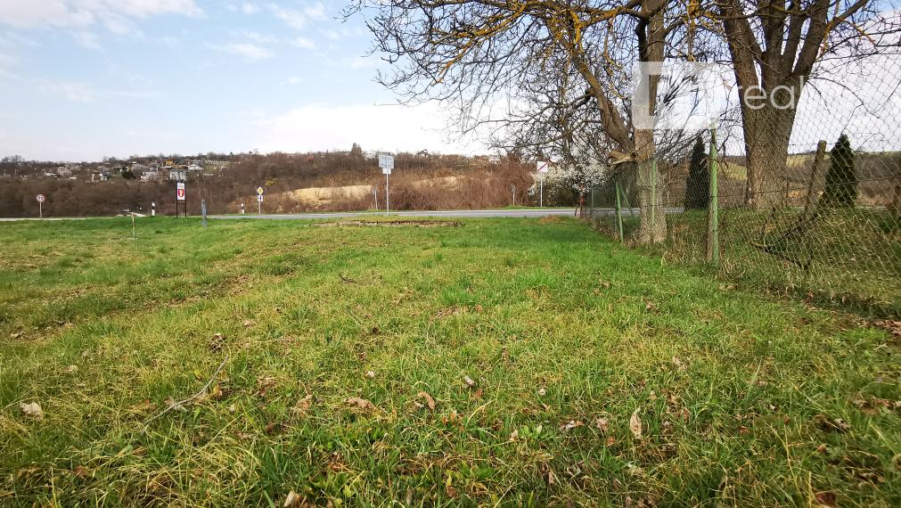 Zaujímavá investícia pri Piešťanoch "POZEMOK" / 903 m2 / Banka