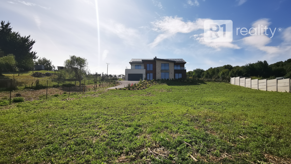 Výnimočný stavebný pozemok ( 1.623 m2) / Banka pri Piešťanoch