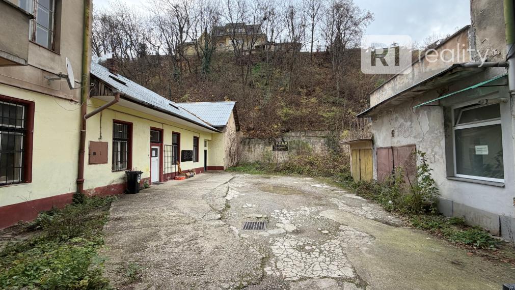Polyfunkčná budova "U Svätej Anny" /CENTRUM, 786 m2, pozemok výmery 934 m2/ Trenčín