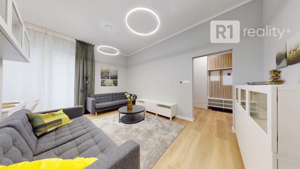 Jedinečný 3 izbový byt 64 m2+ 8 m2 balkóny + parking, Piešťany-centrum