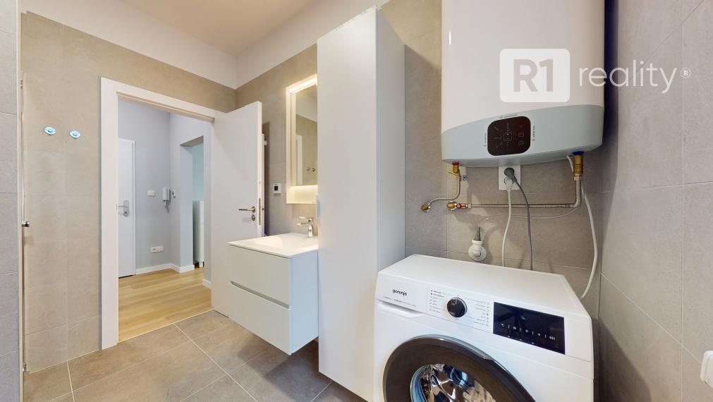 Jedinečný 3 izbový byt 64 m2+ 8 m2 balkóny + parking, Piešťany-centrum