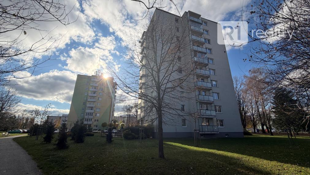 Udržiavaný 3 izbový byt, 75 m2, výťah, balkón, Piešťany pri OD PRIOR