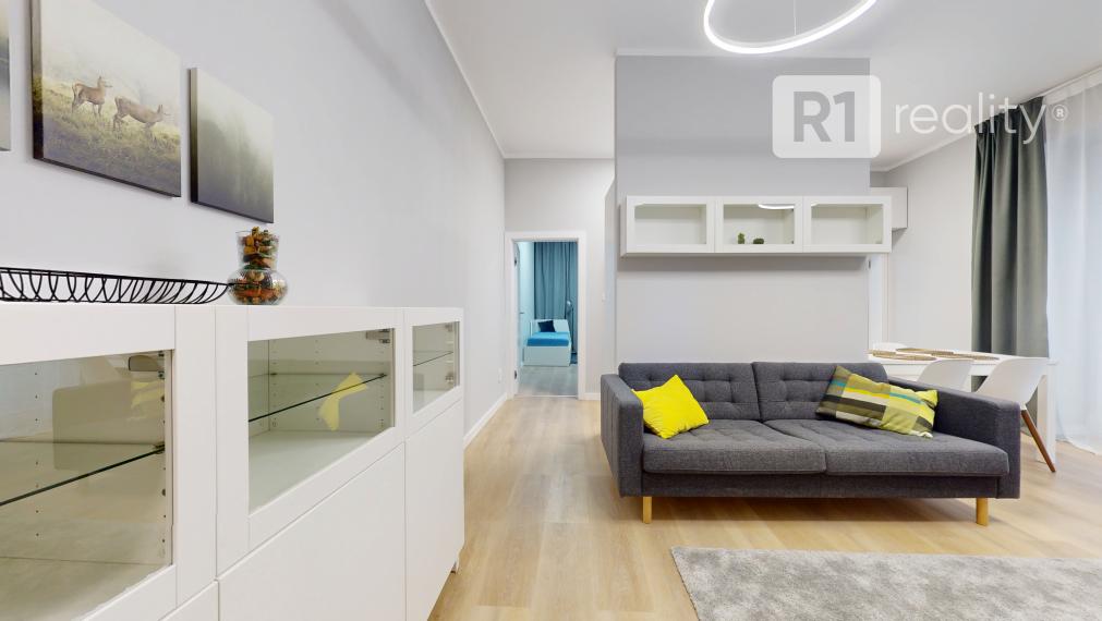 Jedinečný 3 izbový byt 64 m2+ 8 m2 balkóny + parking, Piešťany-centrum