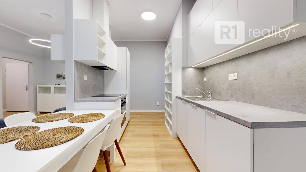 Jedinečný 3 izbový byt 64 m2+ 8 m2 balkóny + parking, Piešťany-centrum