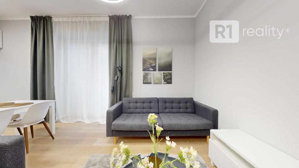 Jedinečný 3 izbový byt 64 m2+ 8 m2 balkóny + parking, Piešťany-centrum