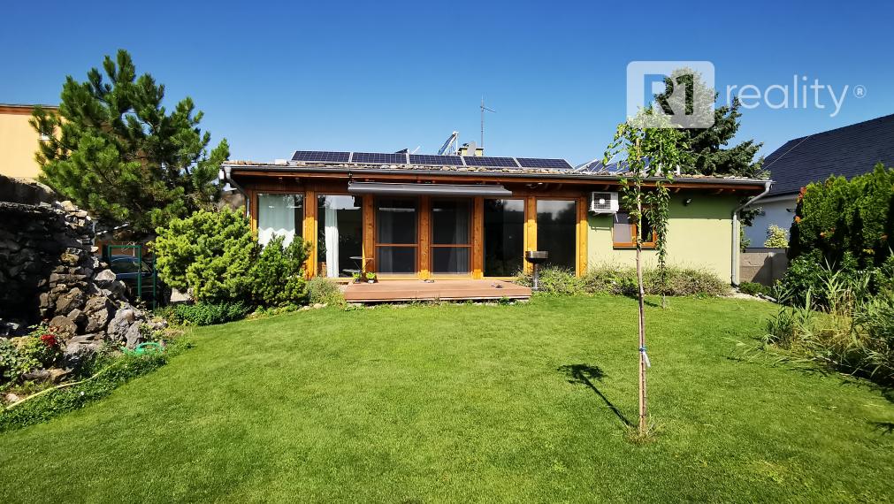 Zaujímavá a naozaj jedinečná realitná PONUKA/investícia !!! Energeticky nezávislá nehnuteľnosť !!!  4 bytové jednotky+parking+pozemok / Dubovany