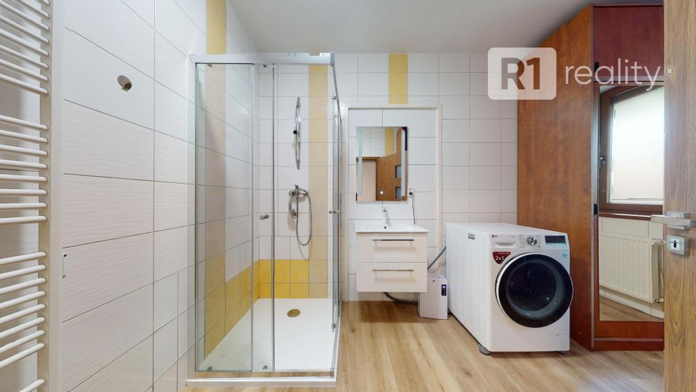 Zaujímavá a naozaj jedinečná realitná PONUKA/investícia !!! Energeticky nezávislá nehnuteľnosť !!!  4 bytové jednotky+parking+pozemok / Dubovany