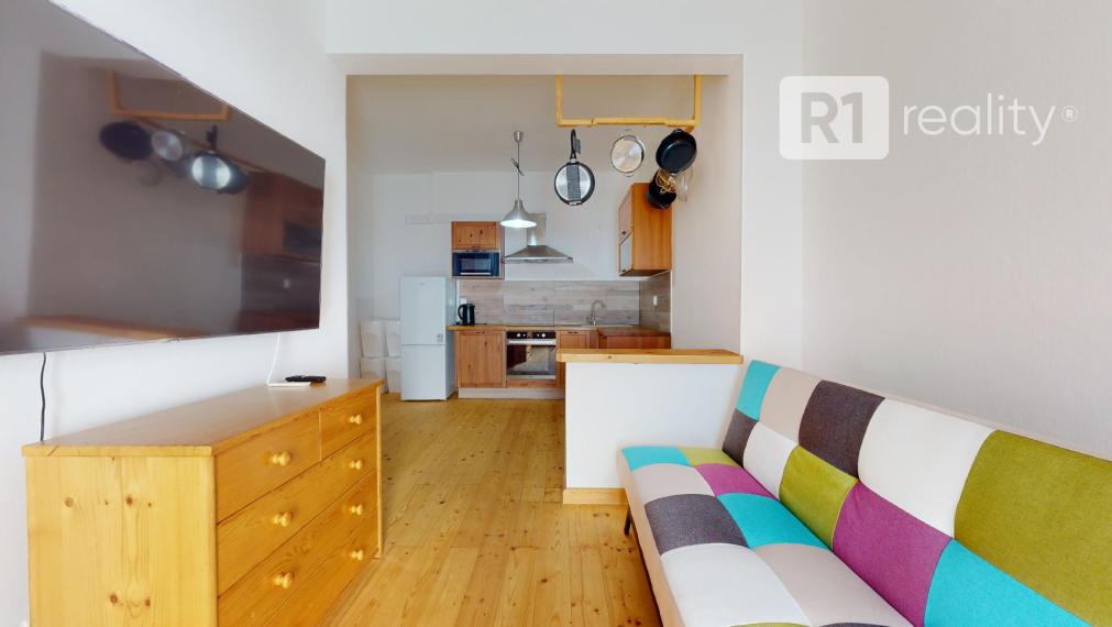 Zaujímavá a naozaj jedinečná realitná PONUKA/investícia !!! Energeticky nezávislá nehnuteľnosť !!!  4 bytové jednotky+parking+pozemok / Dubovany