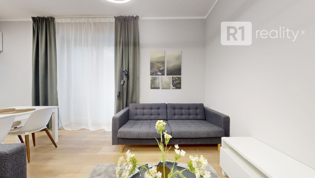 Jedinečný 3 izbový byt 64 m2+ 8 m2 balkóny + parking, Piešťany-centrum