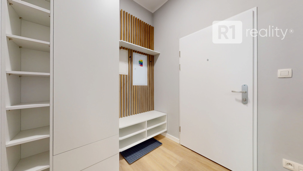 Jedinečný 3 izbový byt 64 m2+ 8 m2 balkóny + parking, Piešťany-centrum