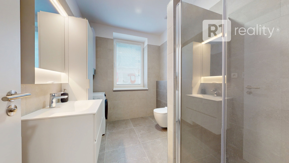 Jedinečný 3 izbový byt 64 m2+ 8 m2 balkóny + parking, Piešťany-centrum