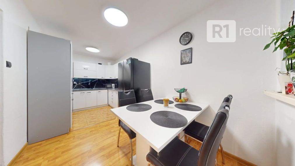 Slnečný 3-izbový byt s loggiou v pokojnej centrálnej lokalite / Stará Turá