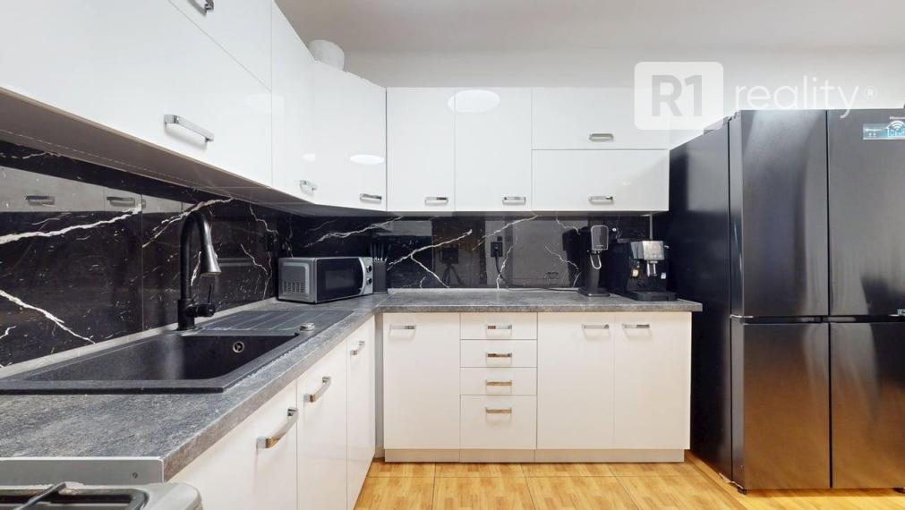 Slnečný 3-izbový byt s loggiou v pokojnej centrálnej lokalite / Stará Turá