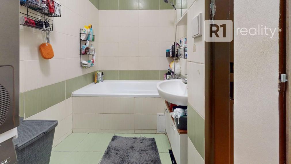 Slnečný 3-izbový byt s loggiou v pokojnej centrálnej lokalite / Stará Turá